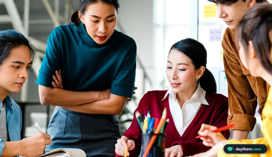 Đội ngũ chuyên gia doanh nghiệp họp bàn và thảo luận quanh bàn họp có máy tính xách tay và tài liệu thiết kế.