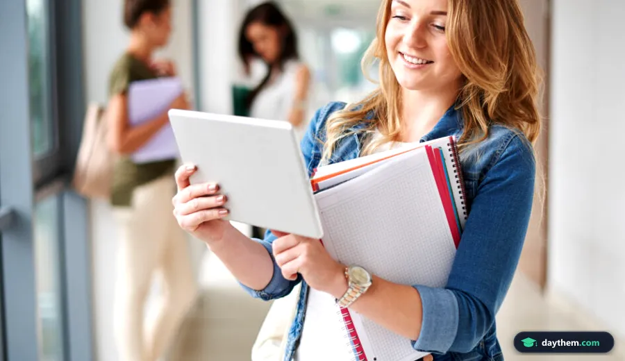 Học sinh đang xem kết quả chứng chỉ IELTS trên máy tính xách tay