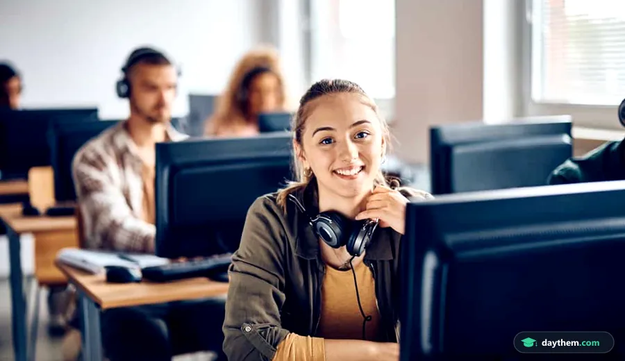 Nữ sinh viên đeo tai nghe tập trung làm bài thi nghe hiểu trên máy tính trong phòng máy học ngôn ngữ