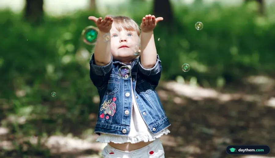 Bé gái đang chơi đùa, đuổi bắt bong bóng xà phòng ngoài trời đầy hứng thú.
