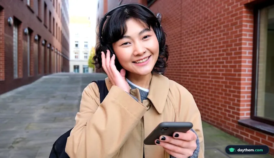 Phụ nữ trẻ châu Á đeo balo và tai nghe đang đi dạo phố