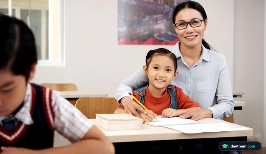 Giáo viên đang hướng dẫn và hỗ trợ học sinh trong lớp học