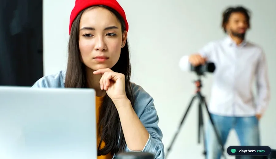 Hai người cầm máy ảnh tác nghiệp trong không gian làm việc minh họa cho hoạt động sản xuất nội dung truyền thông.
