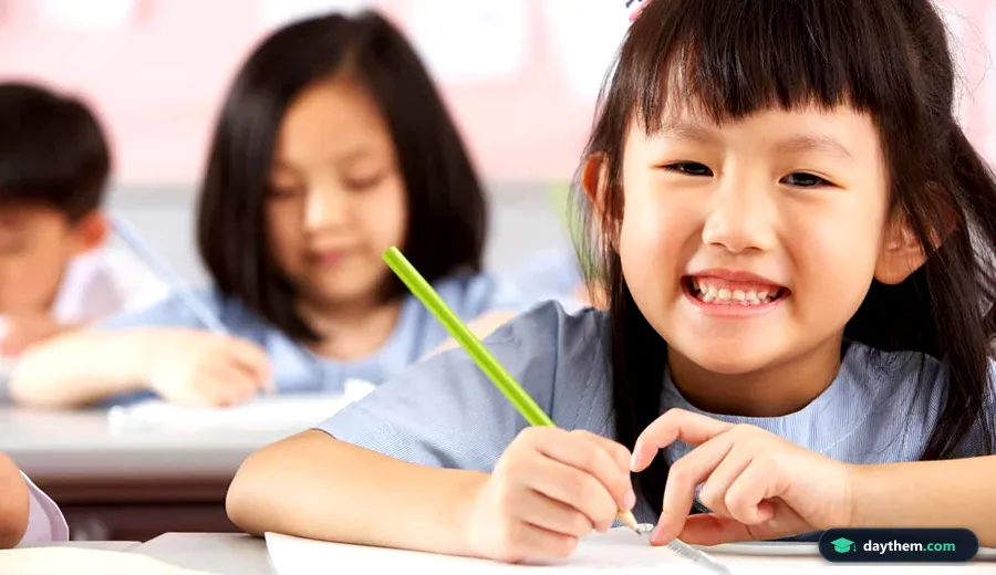 Học sinh đang ngồi đọc sách và học tập tại bàn