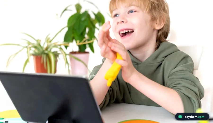 Bé trai mỉm cười hào hứng khi tương tác học tiếng Anh trên máy tính bảng tại nhà.