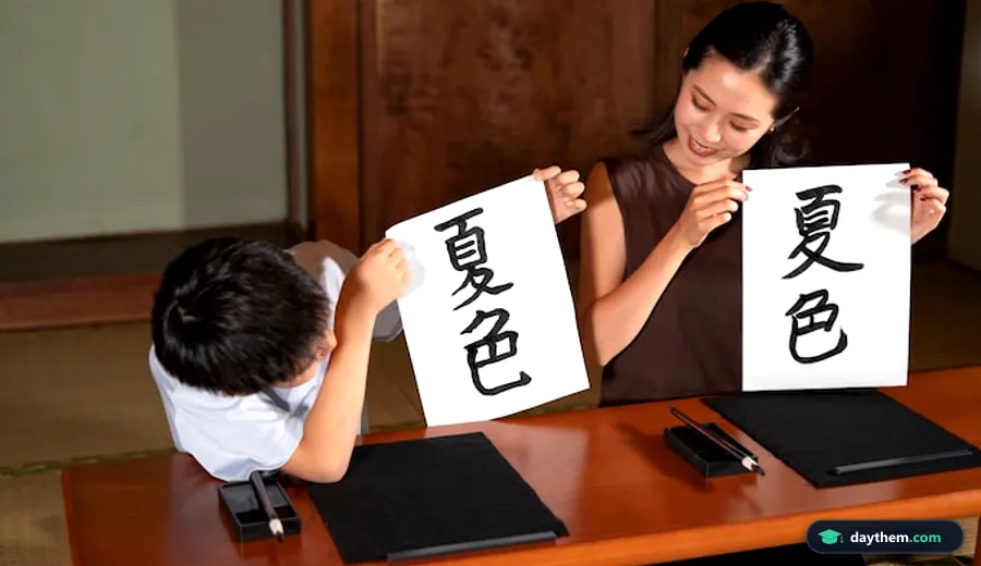 Cận cảnh học viên đang luyện viết thư pháp chữ Hán hoặc Nhật trên giấy tại lớp học