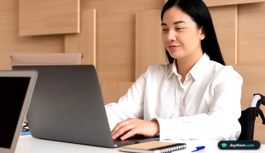 Nhân viên văn phòng đang làm việc tại không gian làm việc hiện đại