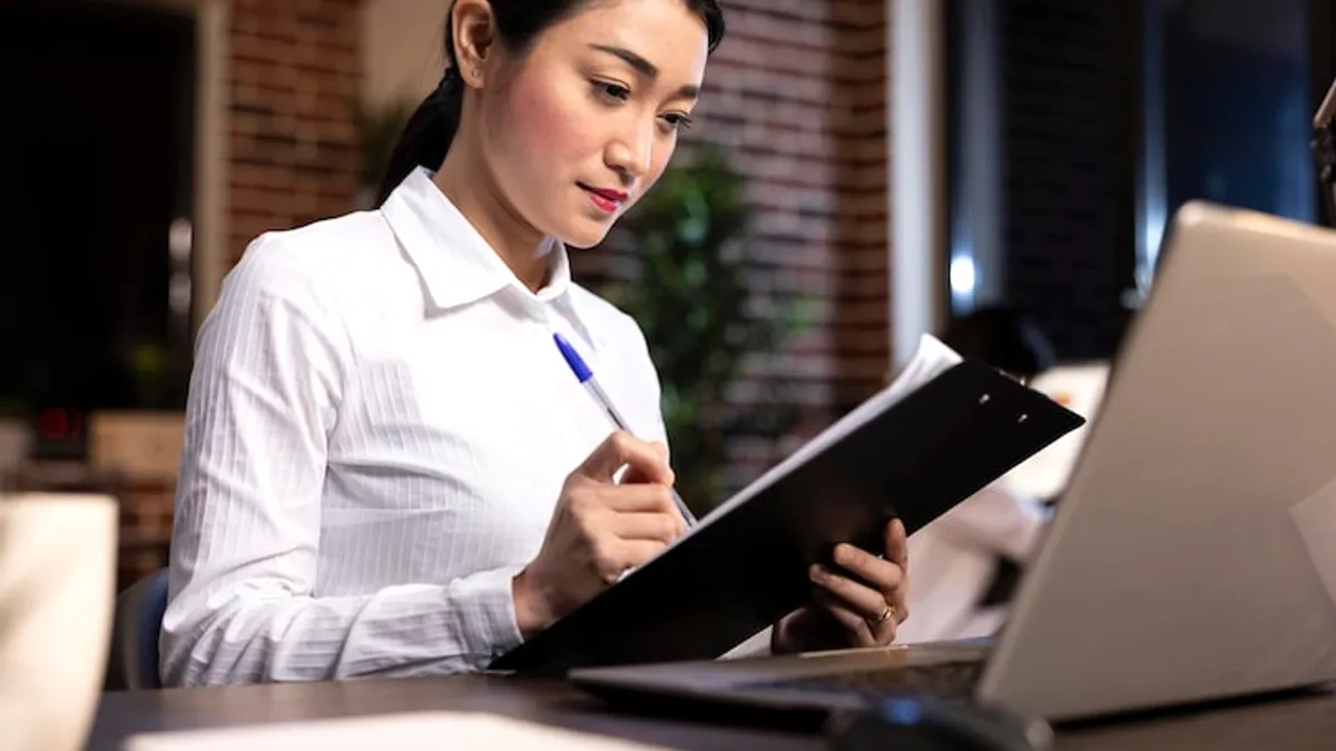 Ai là người ra đề thi đại học